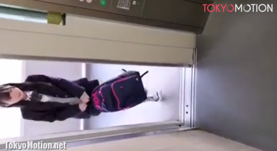 <盗撮><JKリアルパンツ>エレベーター内でミニスカJKのパンツを逆さ撮り!