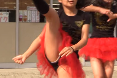 【Youtube パンチラ】街のダンス教室に通う美少女が大胆足上げでパンツが丸見え♪ 問題のシーン1:07