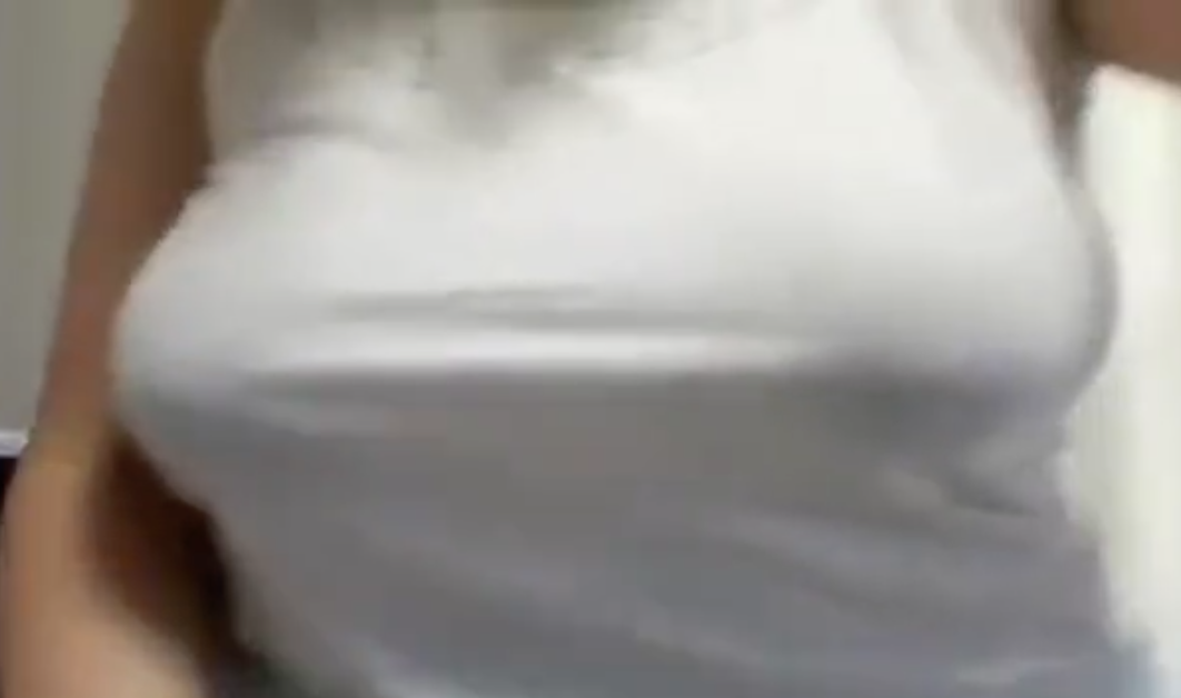 <ニコ生エロ動画>爆乳JKがノーブラで白シャツ着て乳首ポチりまくり!